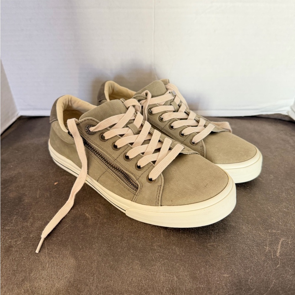 Taos Z Soul Sage Olive Canvas shoe with Side Zipper women’s size 8W